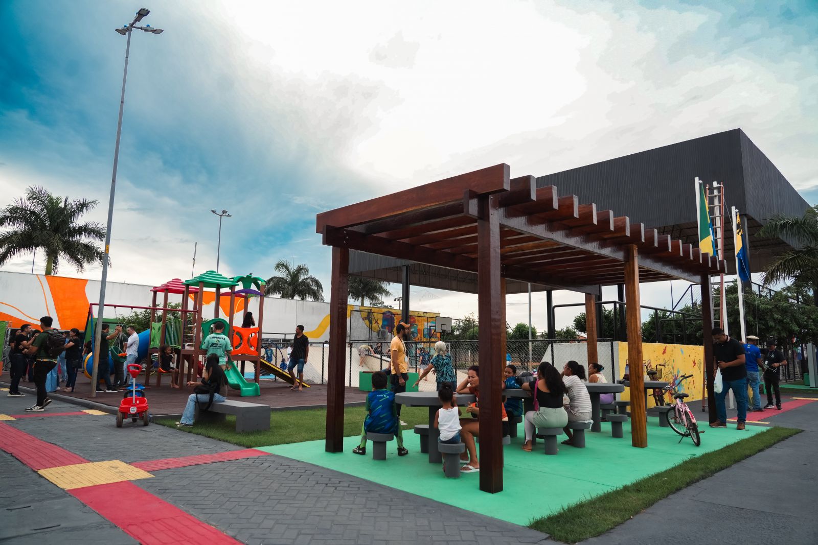 Praça revitalizada com novos espaços, estação de hidratação, playground e academia ao ar livre, garantindo mais conforto e lazer para todos